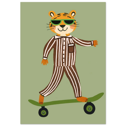 Tiger i brunrandig pyjamas åker skateboard – lekfull djurposter för barnrum
