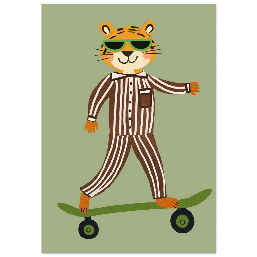 Tiger i brunrandig pyjamas åker skateboard – lekfull djurposter för barnrum
