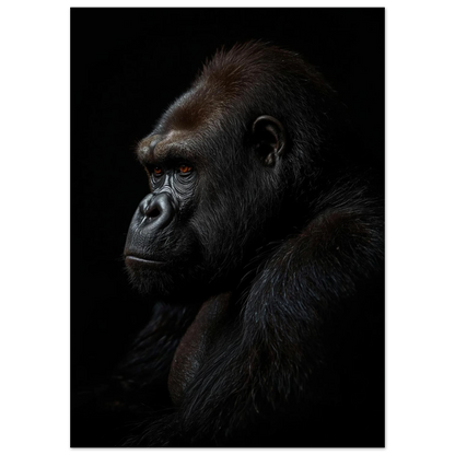 Mörkt porträtt av en gorilla med intensiv blick, stämningsfullt djurmotiv