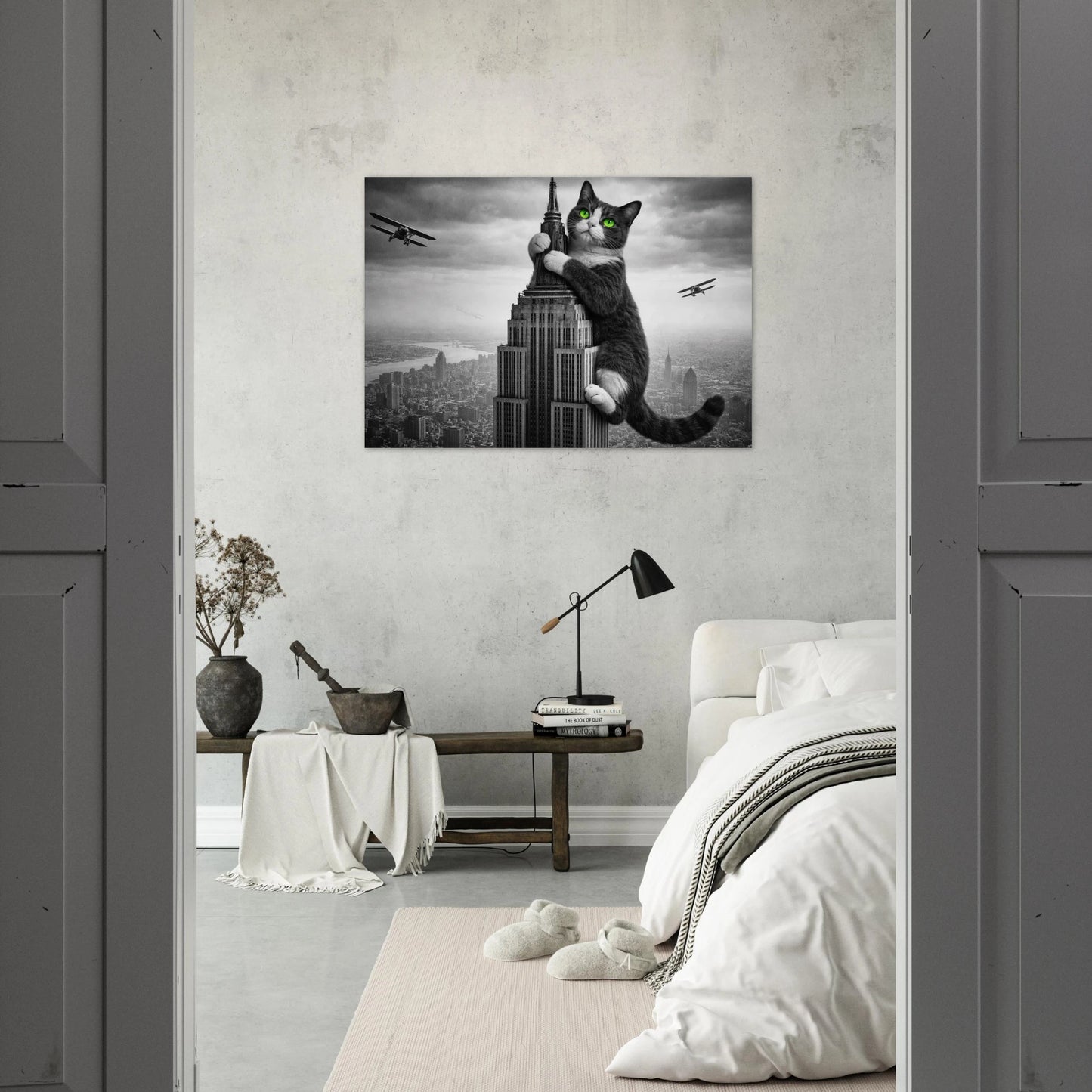 King Cat poster på väggen i ett sovrum med utsikt från hallen – Fotorealistisk poster
