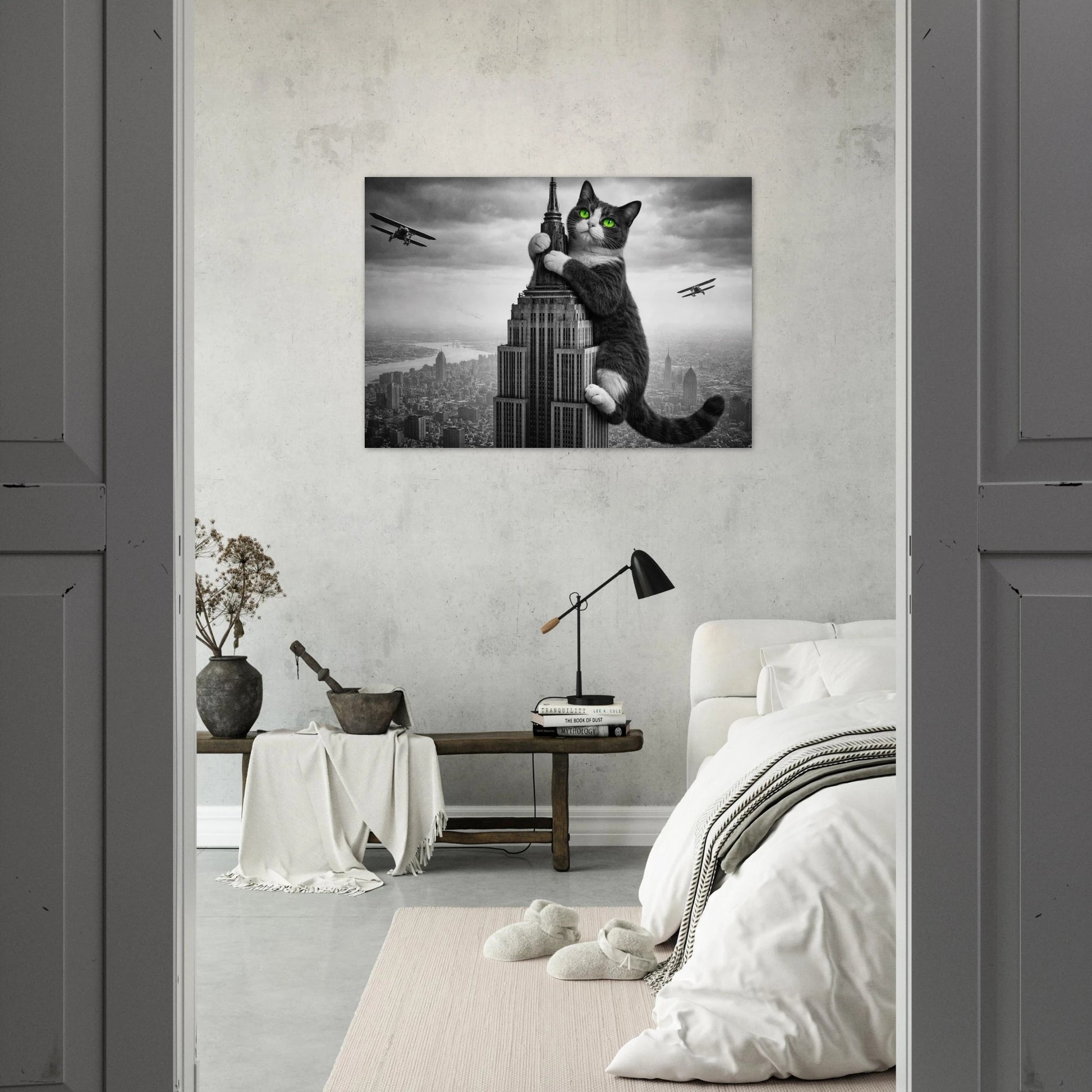 King Cat poster på väggen i ett sovrum med utsikt från hallen – Fotorealistisk poster