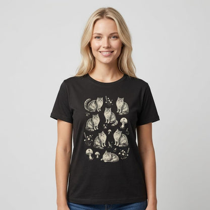 Kvinna bär en svart t-shirt med illustrerade katter och svampar framifrån