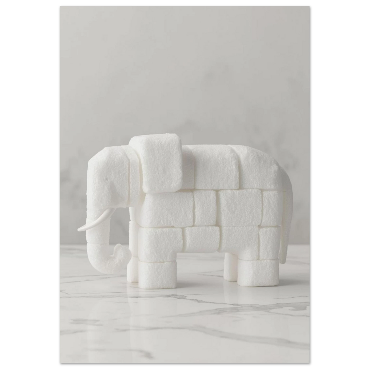 Elefant skapad av vita sockerbitar på ljus marmor, minimalistisk djurposter