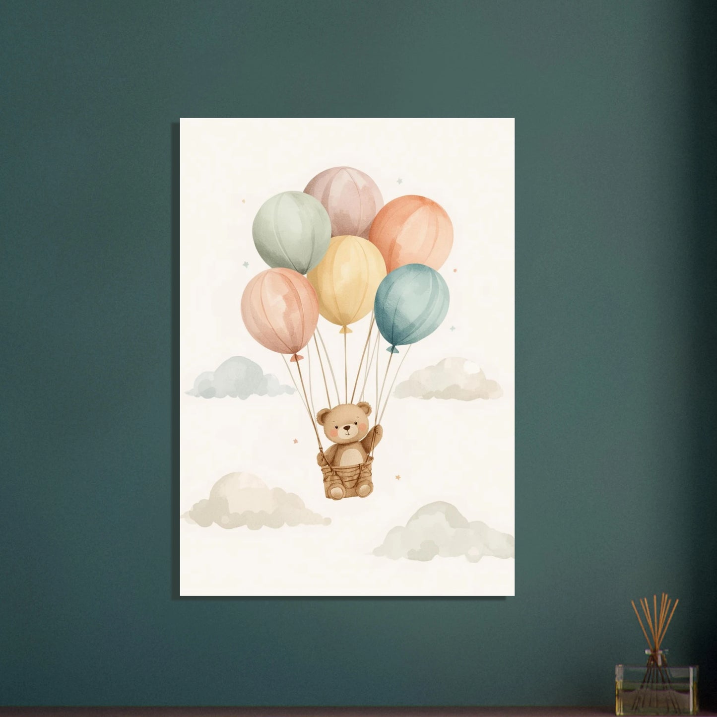 Söt nallebjörn i ballong bland moln, mjuk akvarellillustration