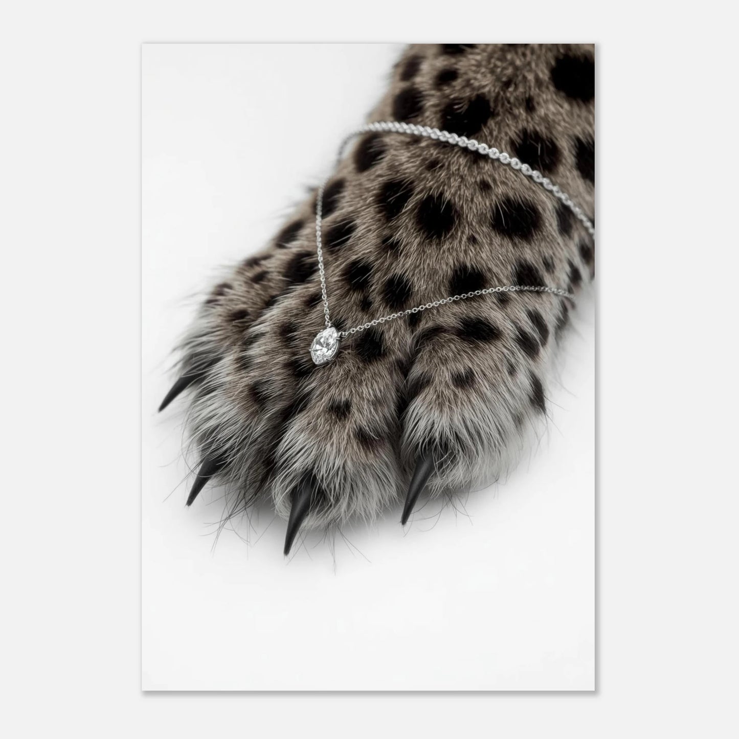 Stilren poster med leopardtass och diamantsmycke mot ljusgrå bakgrund