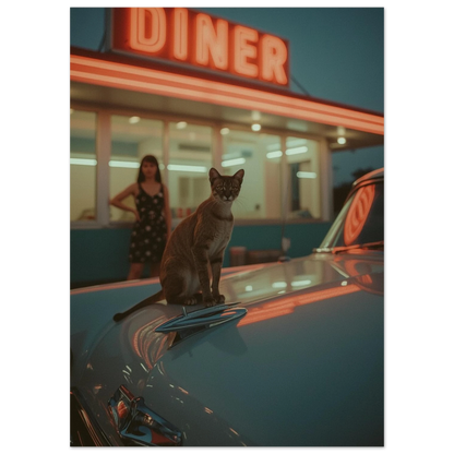 Brunspräcklig katt blickar framåt från en retrobil framför en lysande diner-skylt