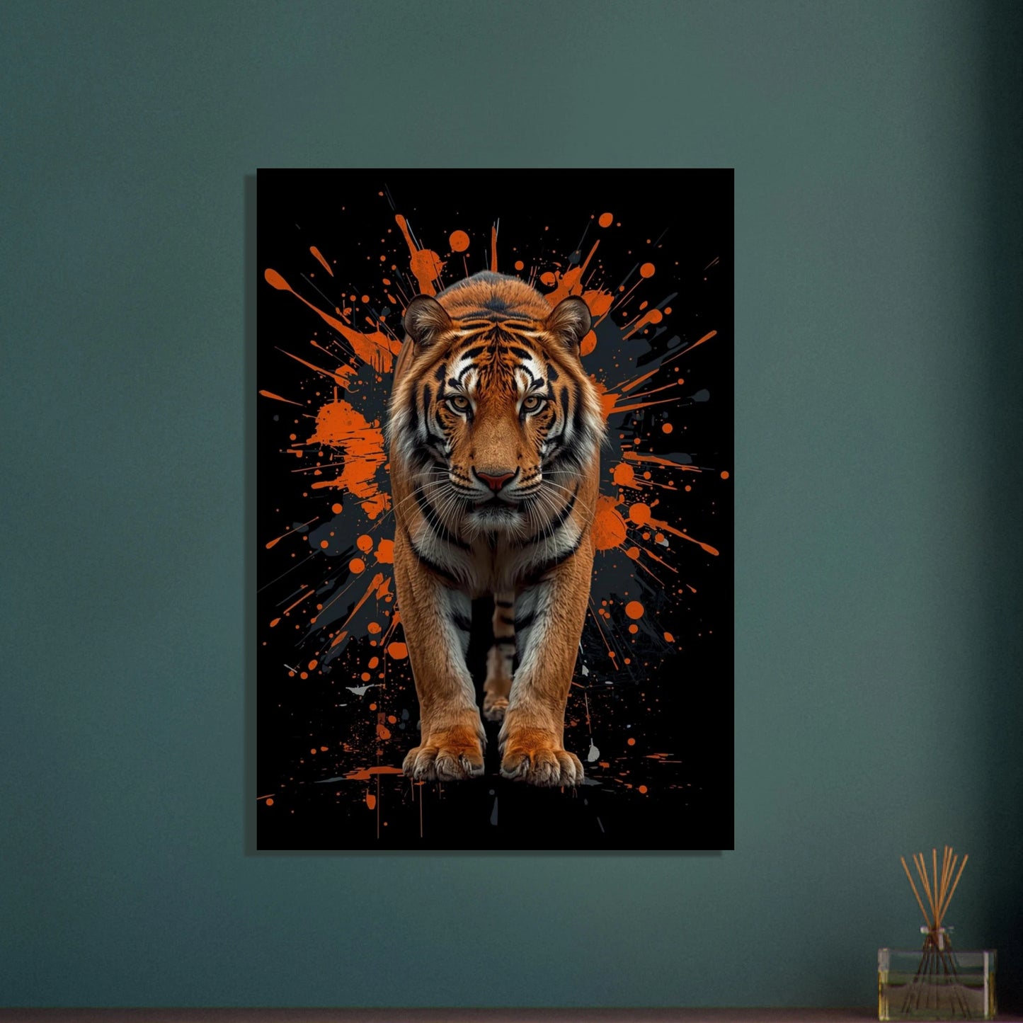 Majestätisk tiger med intensiv blick mot en konstnärlig bakgrund.
