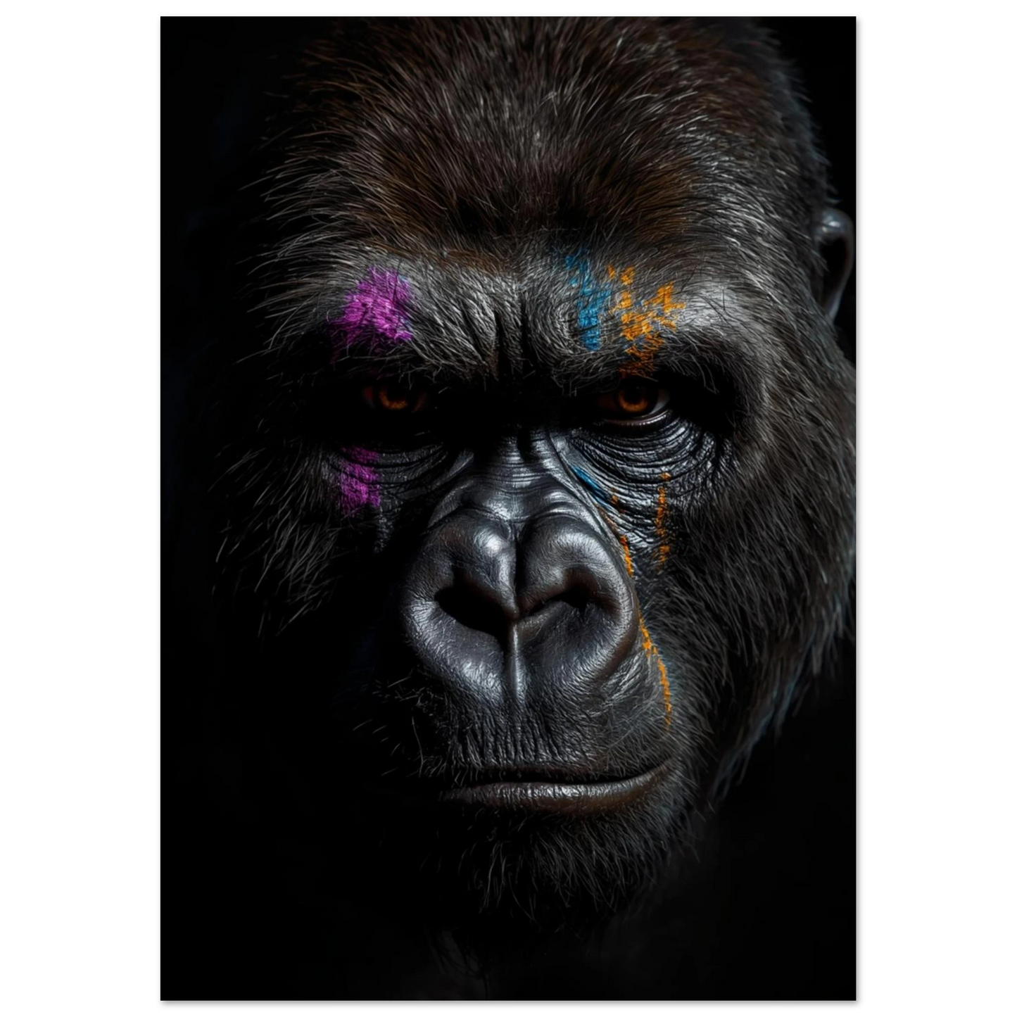 Intensiv blick från en gorilla med lila ansiktsmålning – grafiskt djurmotiv