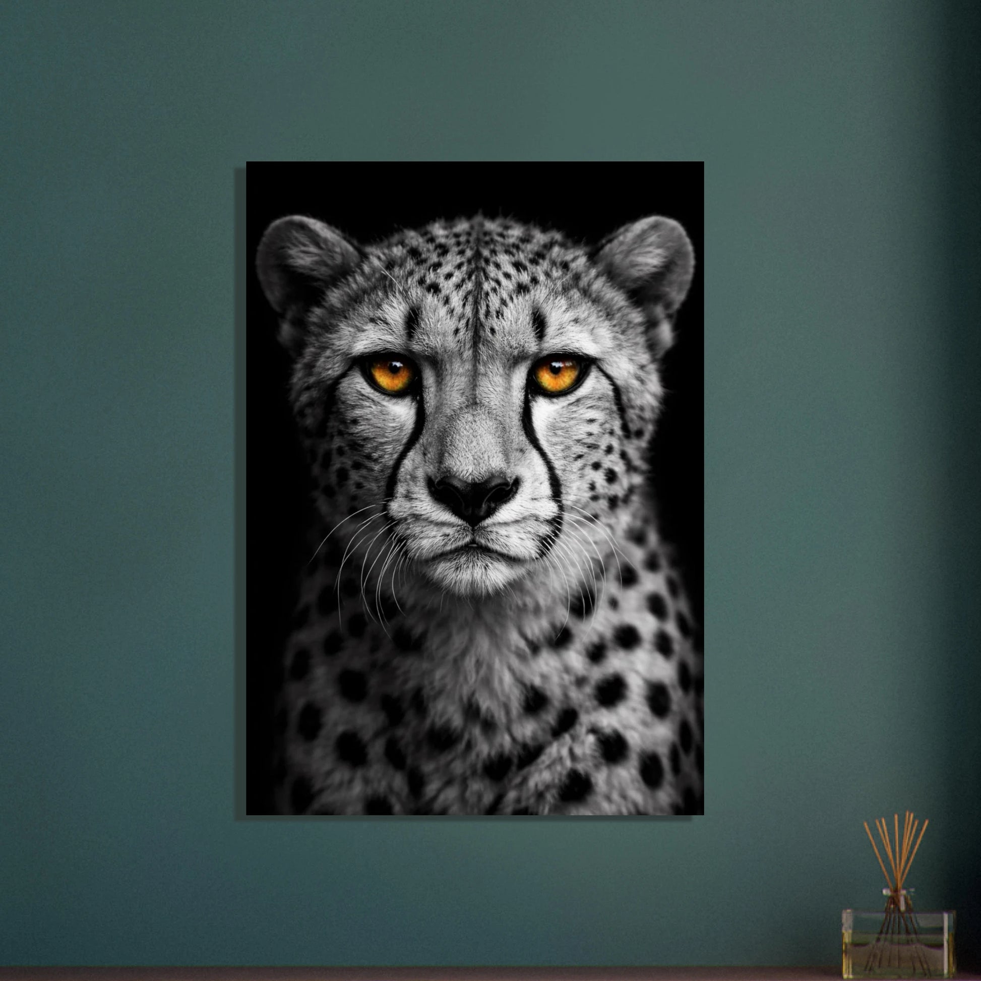 Gepard med glödande orangea ögon mot mörk bakgrund, intensiv blick.