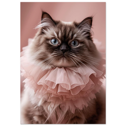 Perserkatt med intensiv blick i ljusrosa tyllkrage – fotorealistisk djurposter