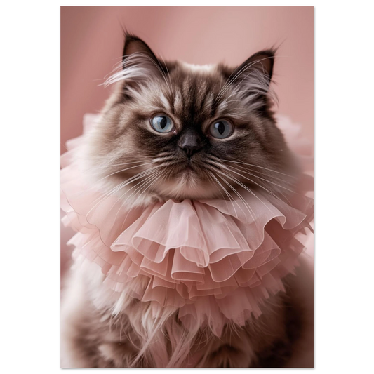 Perserkatt med intensiv blick i ljusrosa tyllkrage – fotorealistisk djurposter