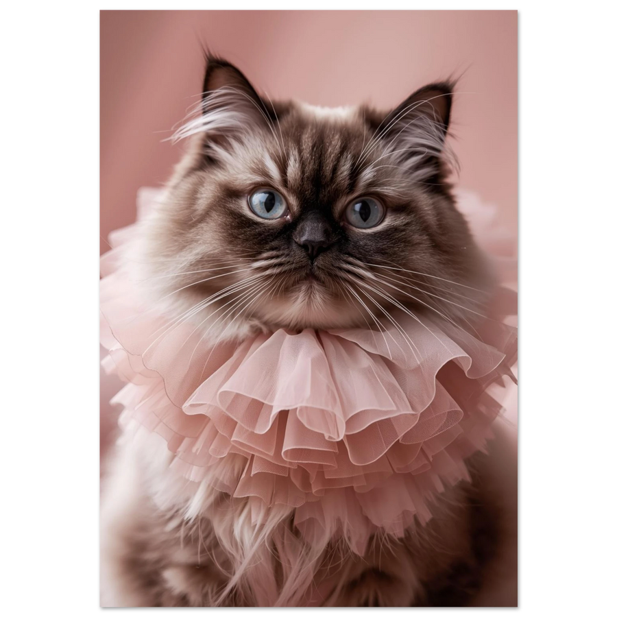Perserkatt med intensiv blick i ljusrosa tyllkrage – fotorealistisk djurposter