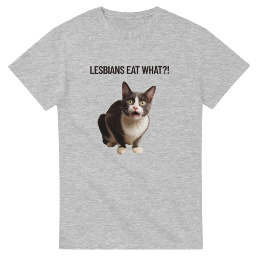 Gråmelerad t-shirt med förvånad svartvit katt och texten Lesbians eat what