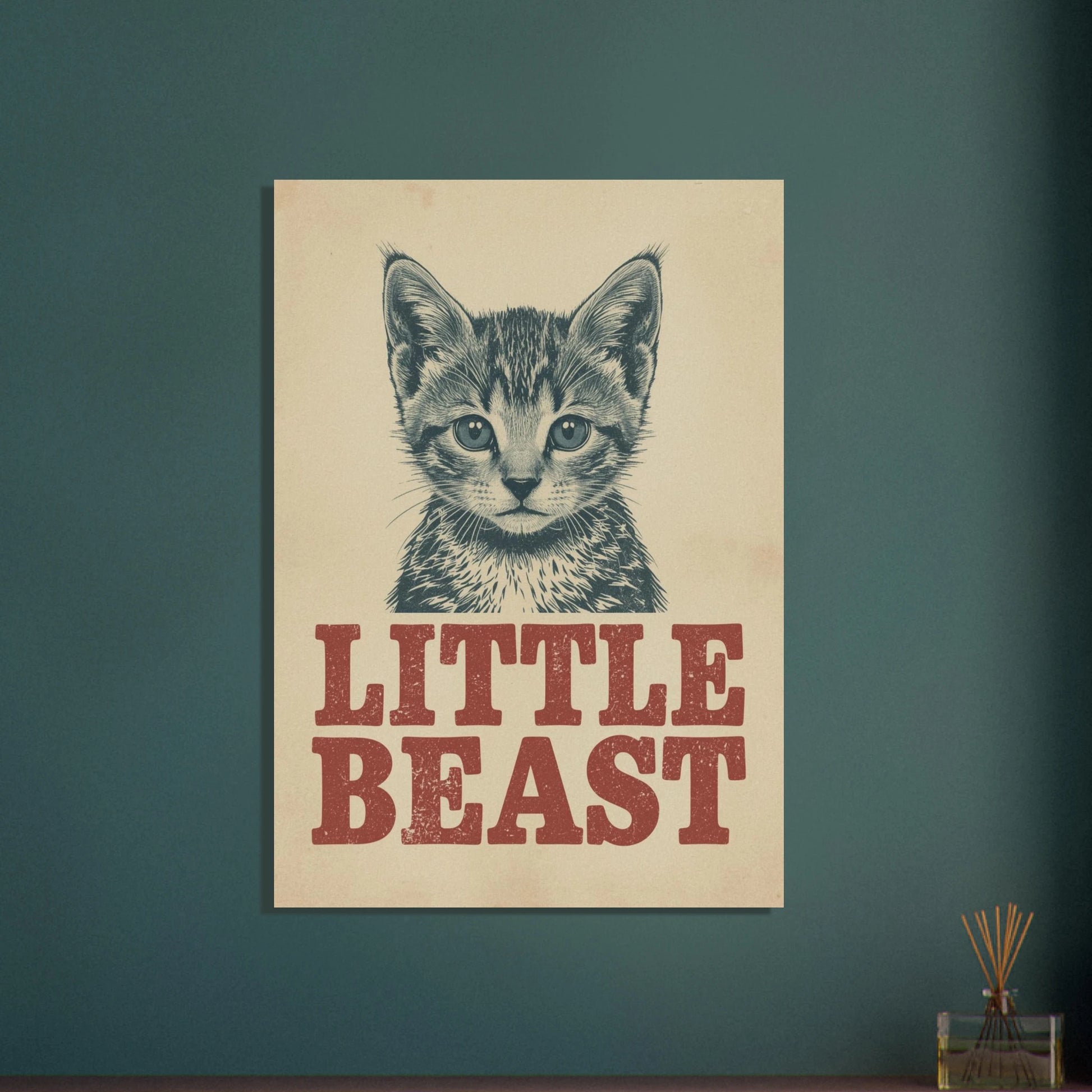 Inramad kattposter Little Beast som inredningsdetalj i ett modernt rum