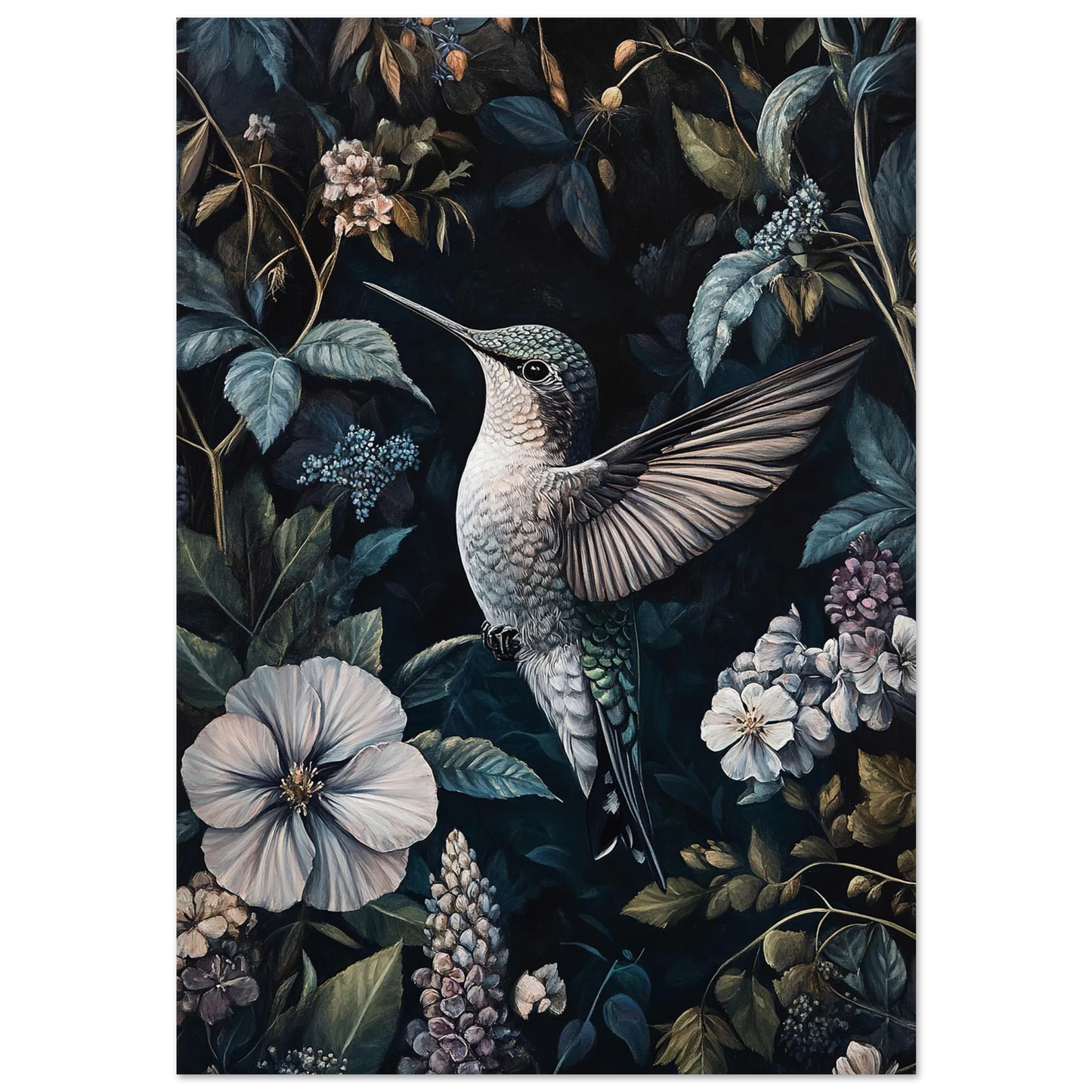 Detaljerad kolibri i flykt omgiven av mörka blad och vita blommor