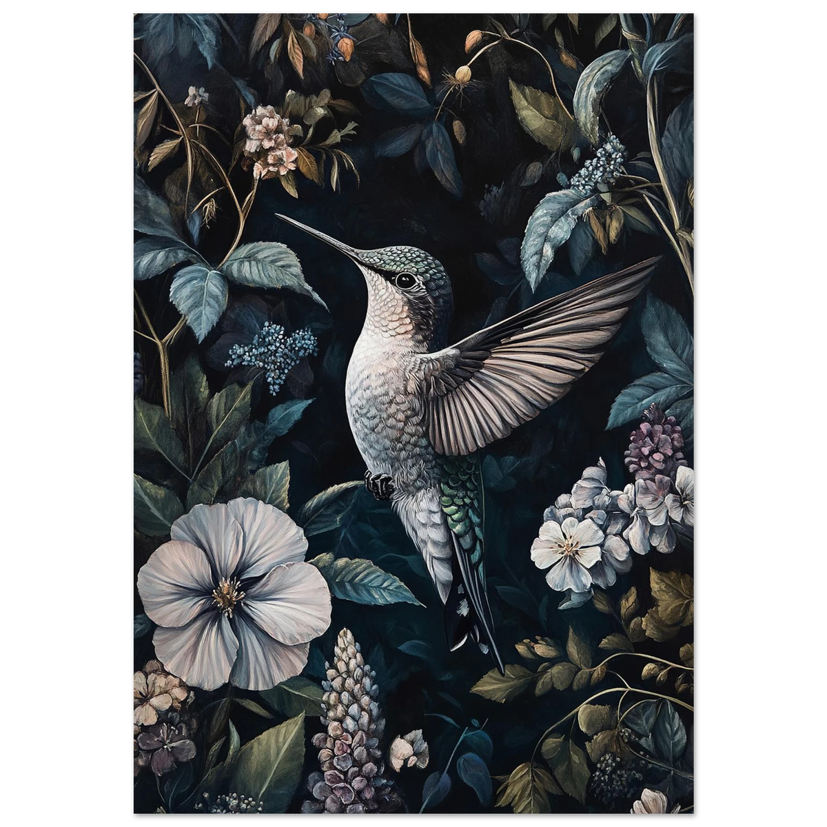 Detaljerad kolibri i flykt omgiven av mörka blad och vita blommor