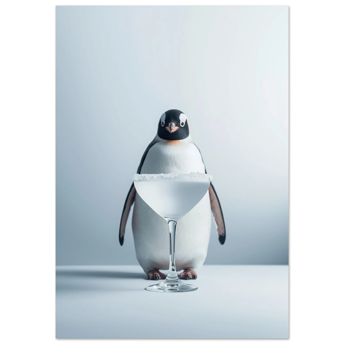 Minimalistisk fotokonst av en pingvin bakom ett frostigt cocktailglas