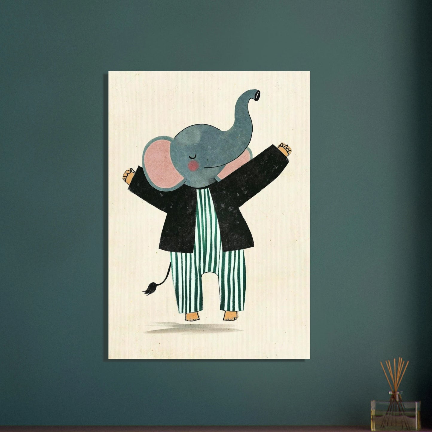 Elefant i randiga pyjamasbyxor och kavaj, lekfullt djurmotiv.
