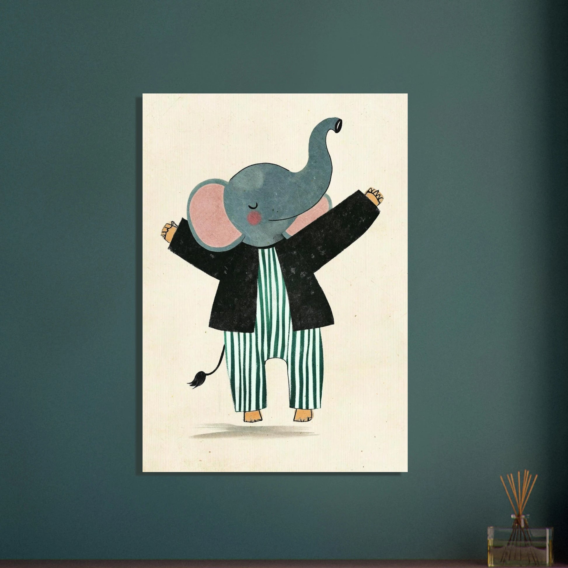 Elefant i randiga pyjamasbyxor och kavaj, lekfullt djurmotiv.