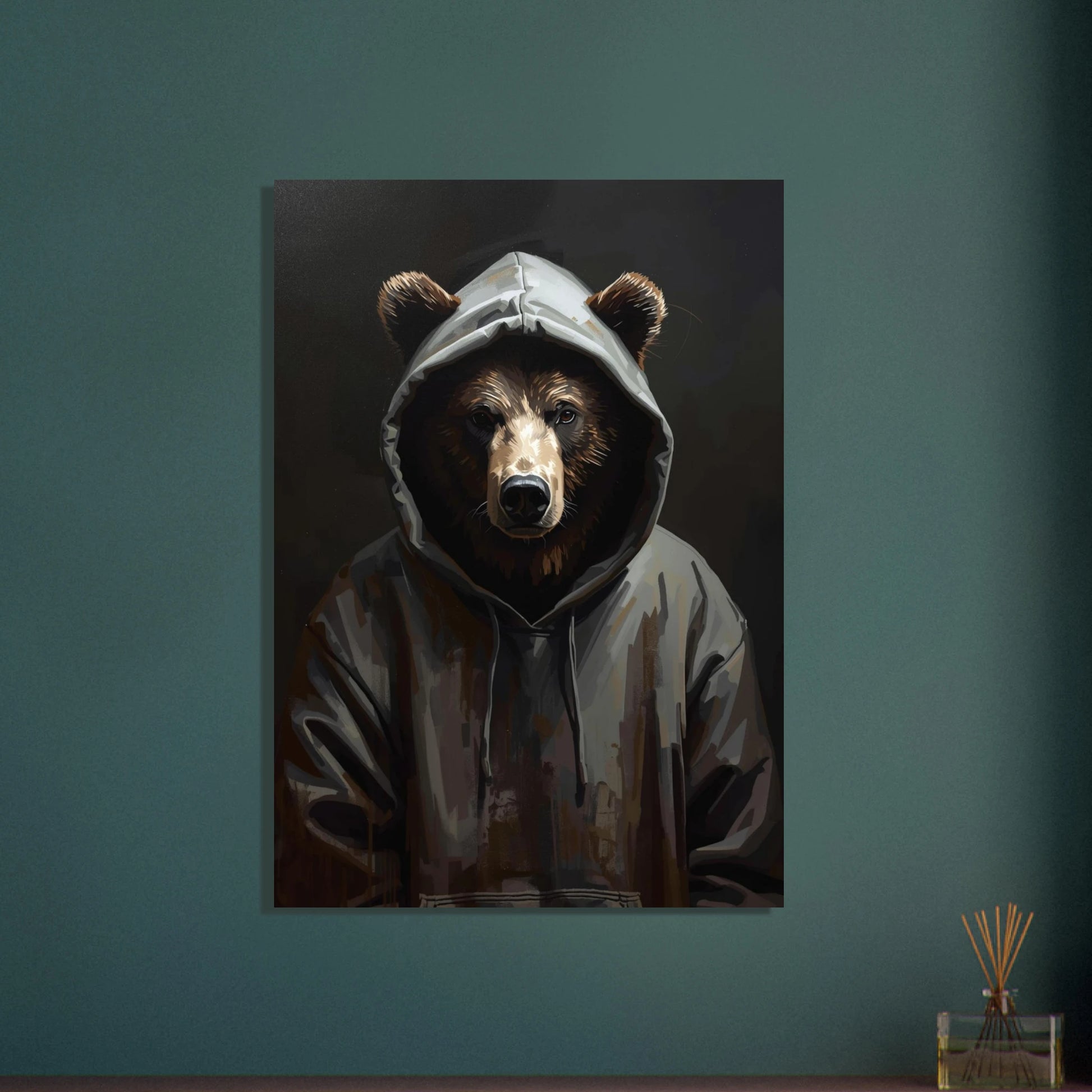 Björn i hoodie, intensiv blick, akrylmålning, mystisk stämning