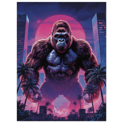 Jättelik gorilla reser sig över en stad med palmträd mot röd solnedgång – Tecknad poster
