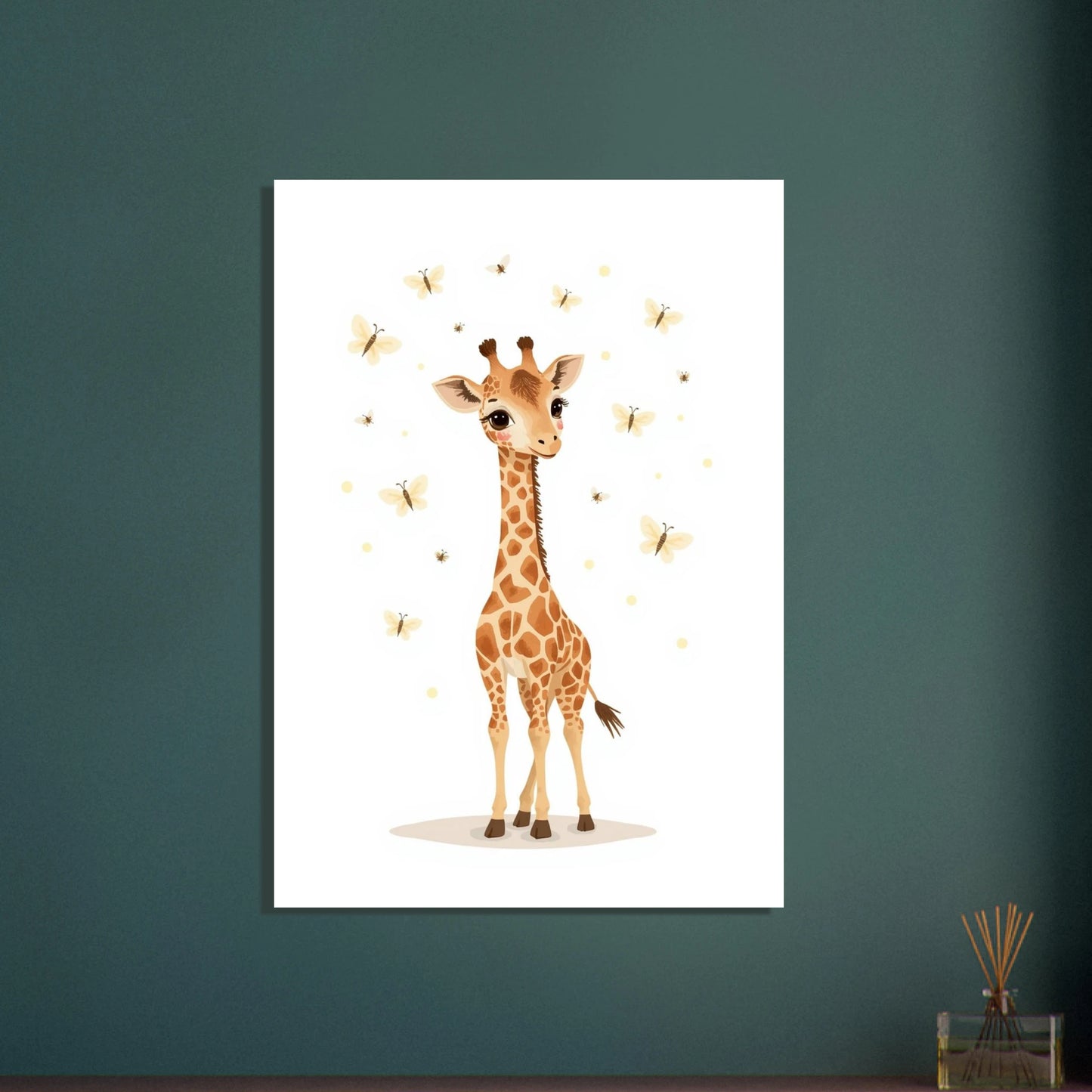 Söt babygiraff med fjärilar, lekfull och charmig illustration