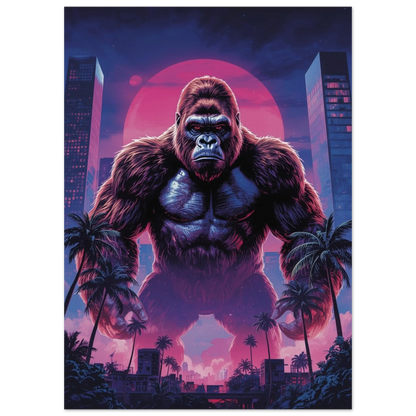 Muskulös gorilla med röda ögon framför stadssiluett och neonfärgad himmel – Tecknad poster