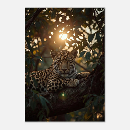 Vildkatt i harmoniskt kvällsljus bland gröna blad – detaljrik djurposter