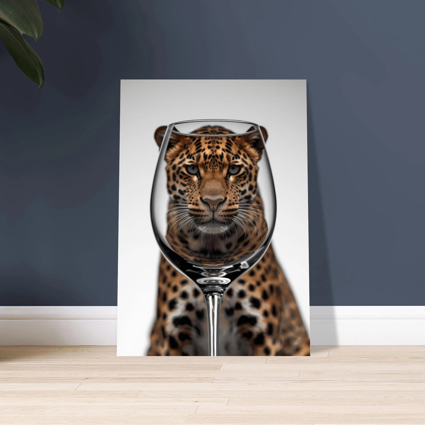 Leopardens ansikte genom ett vinglas, förvrängd och mystisk