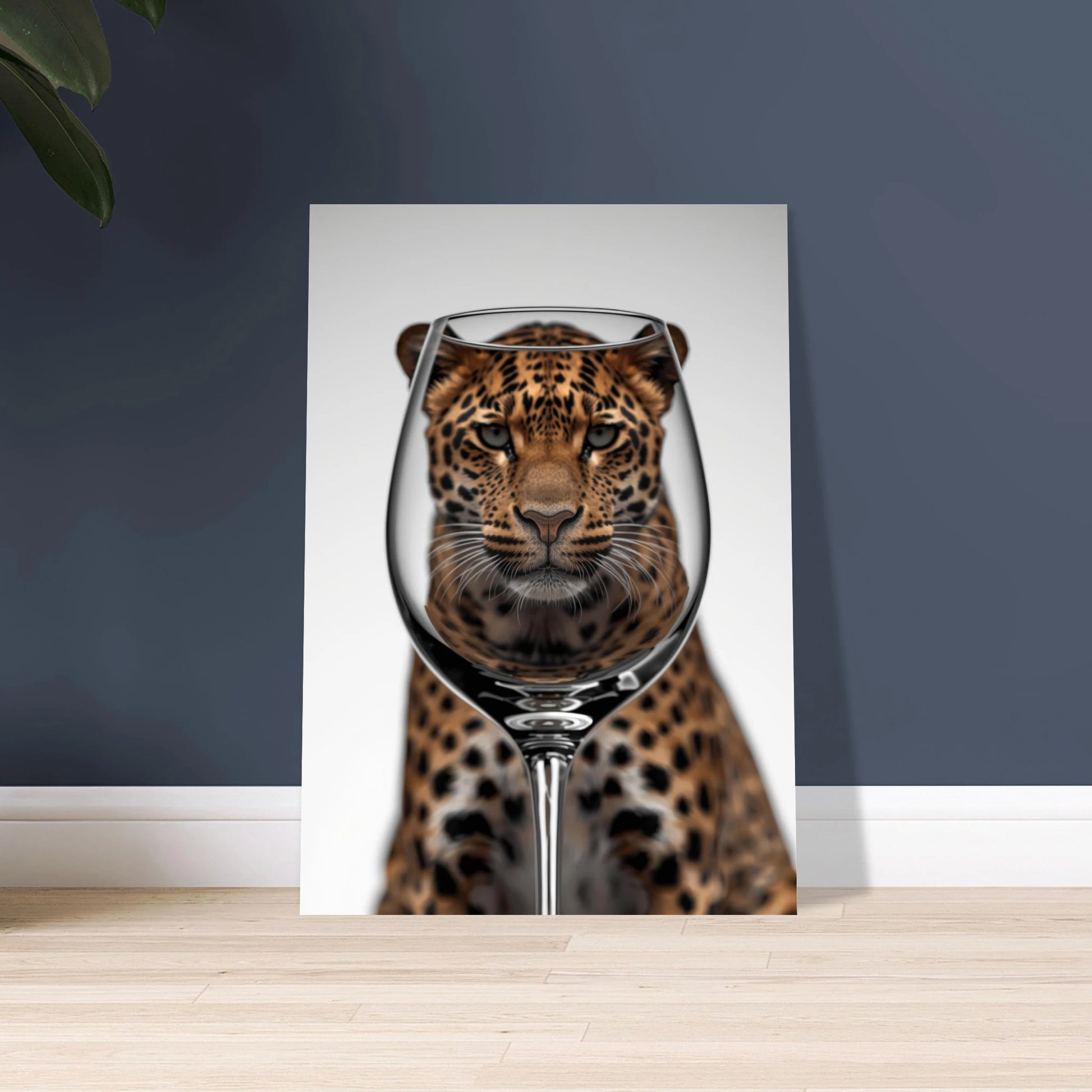 Leopardens ansikte genom ett vinglas, förvrängd och mystisk
