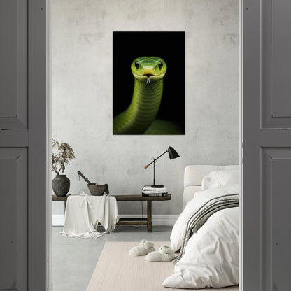 Grön Mamba poster hänger i ett sovrum med vit säng och träbänk – Fotorealistisk poster