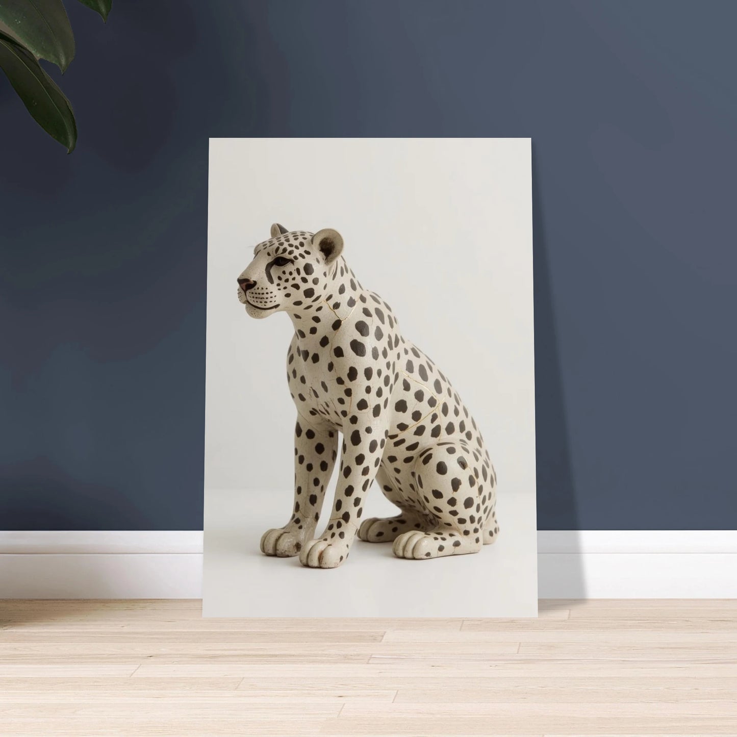 Leopardstaty med synliga sprickor, konstnärlig och elegant djurmotiv