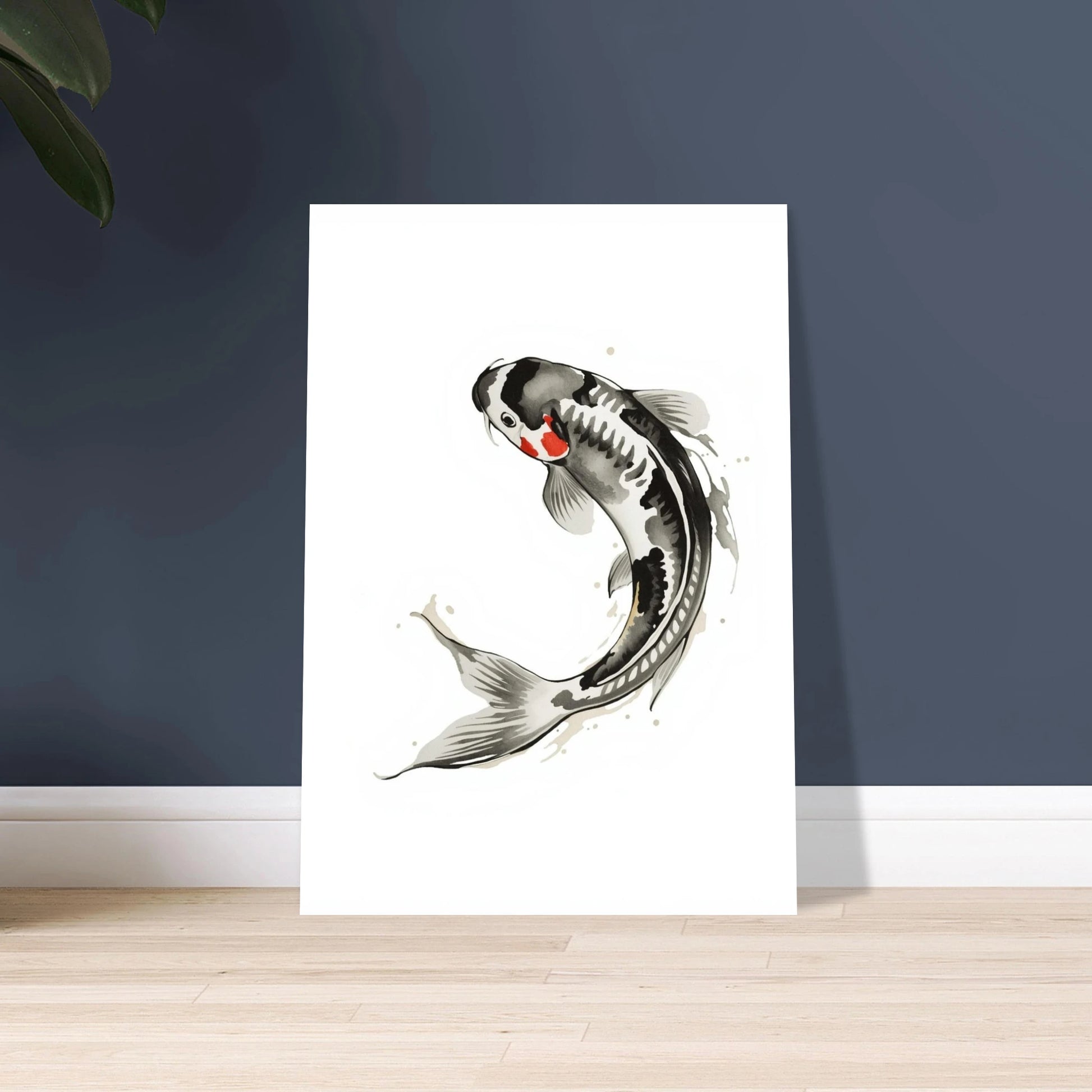 Elegant koi-fisk i bläckwash-stil, med gråa och röda detaljer