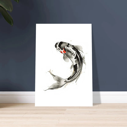 Elegant koi-fisk i bläckwash-stil, med gråa och röda detaljer