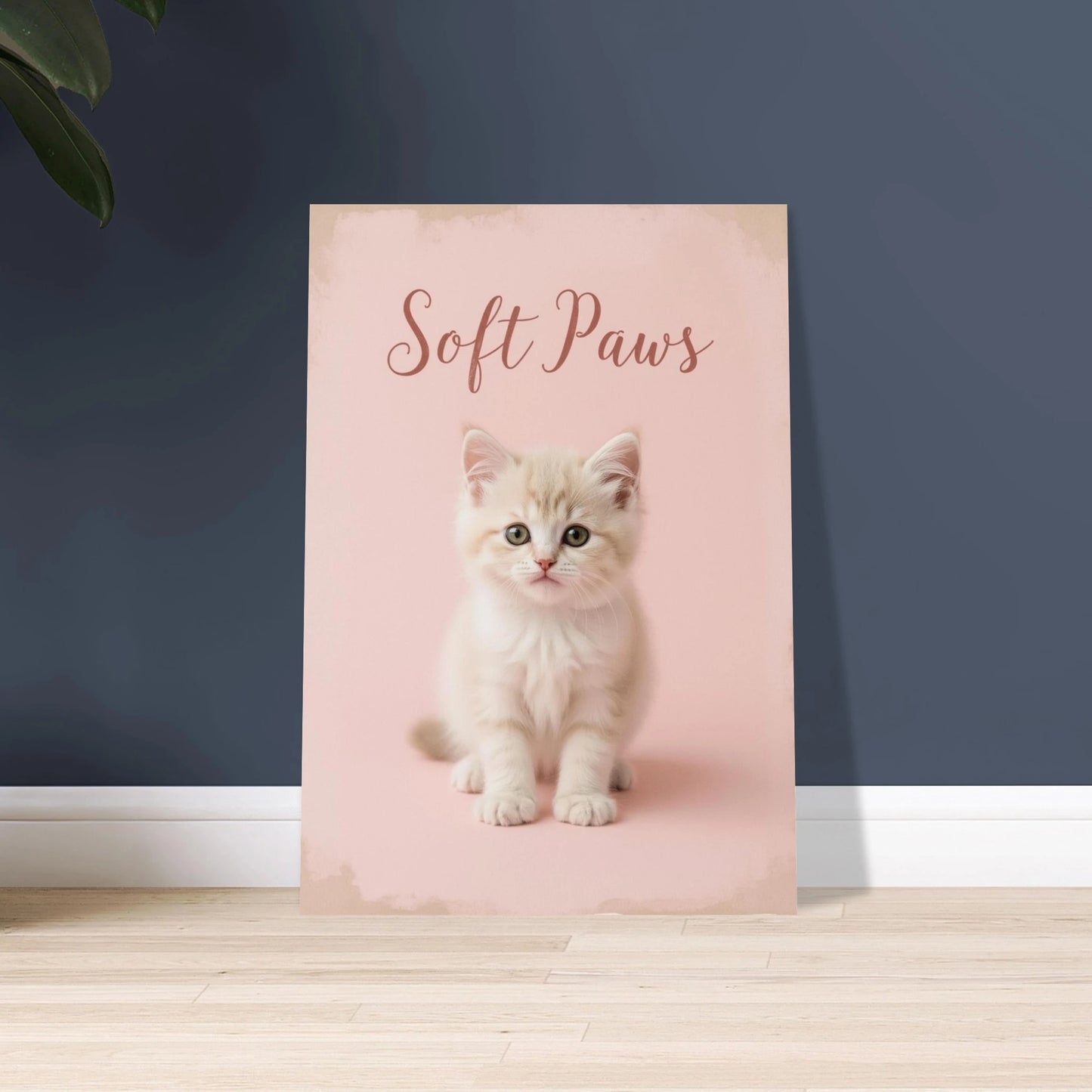Fluffig kattunge med gröna ögon på rosa bakgrund, söt och charmig.