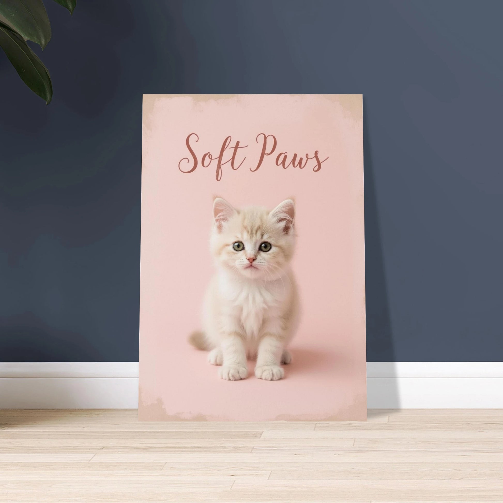 Fluffig kattunge med gröna ögon på rosa bakgrund, söt och charmig.