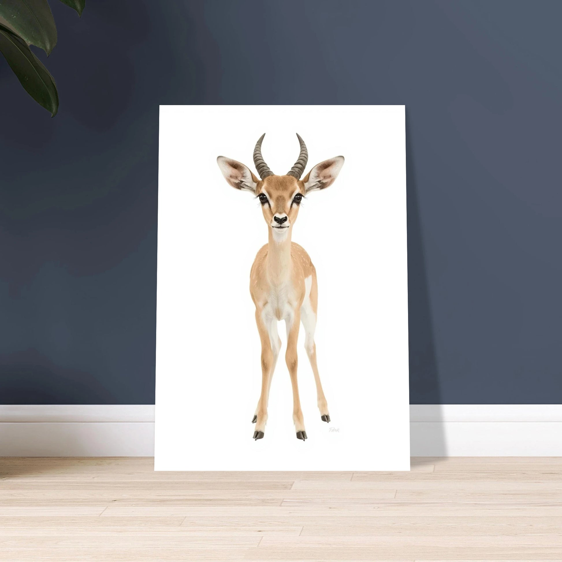 Ung antilop med eleganta horn och stora ögon på vit bakgrund