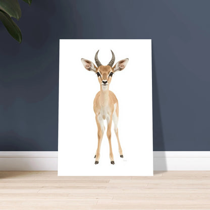 Ung antilop med eleganta horn och stora ögon på vit bakgrund