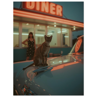 Filmisk djurposter föreställande en katt på en veteranbil i urban nattmiljö