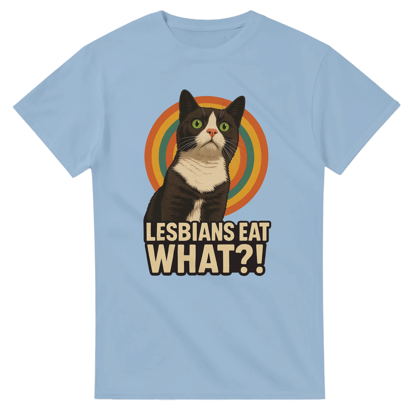 Ljusblå t-shirt med retro kattmotiv och färgglada cirklar i bakgrunden