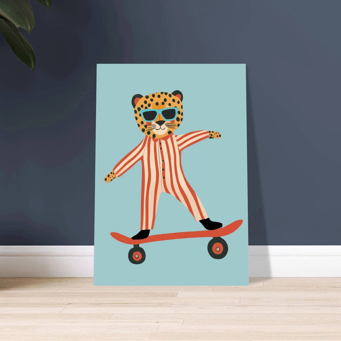 Lekfull leopard i randig pyjamas på skateboard, barnrumsinredning.