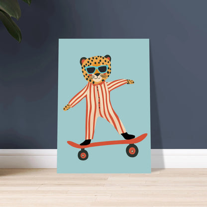 Lekfull leopard i randig pyjamas på skateboard, barnrumsinredning.