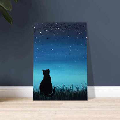 Svart katt silhuett under stjärnklar natthimmel, lugn stämning.