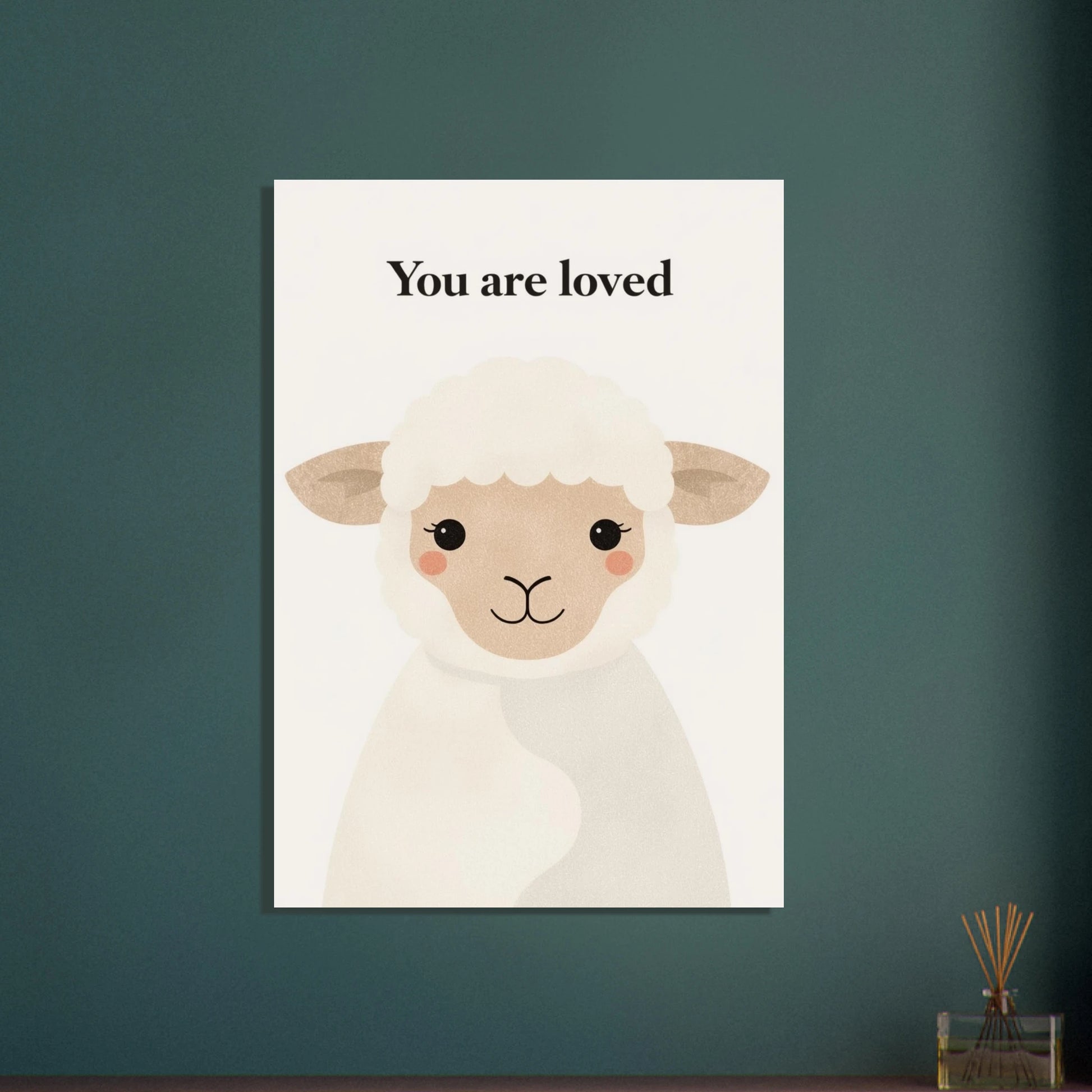 Sött lamm med fluffig ull och texten "You are loved"
