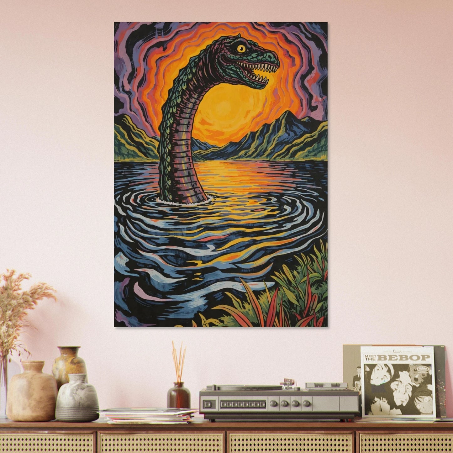 Inredningsbild med Loch Ness Terror Night poster ovanför en retro skivspelare