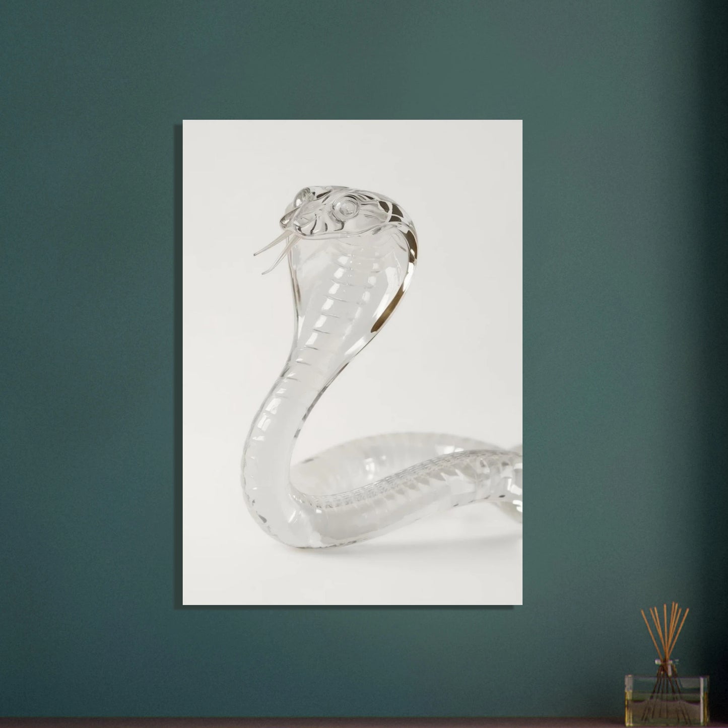 Genomskinlig kobra i glas, elegant och mystisk skulptur.