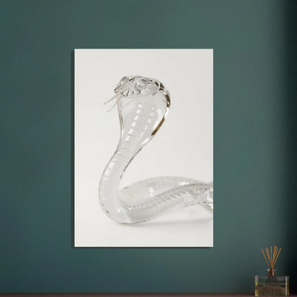 Genomskinlig kobra i glas, elegant och mystisk skulptur.