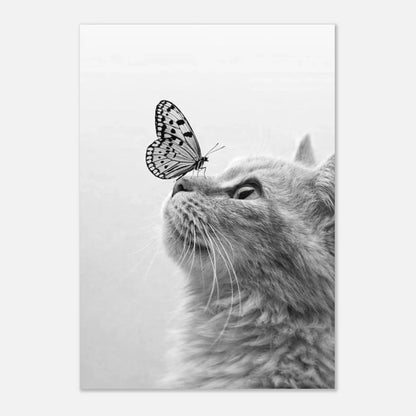 Minimalistisk tavla med katt och fjäril på ljus bakgrund – Fotorealistisk poster