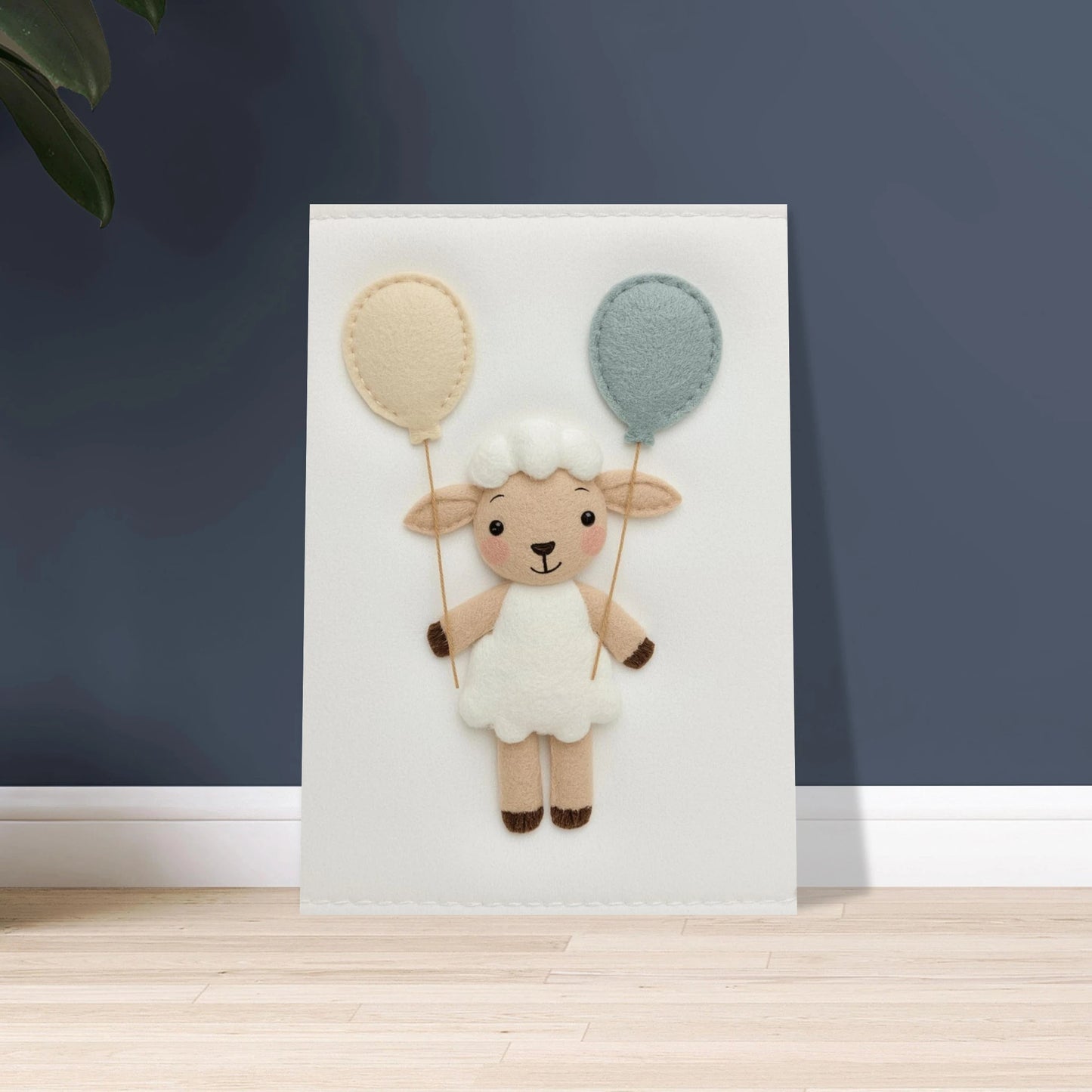 Sött filtlamb med ballonger, mjuk och lekfull känsla