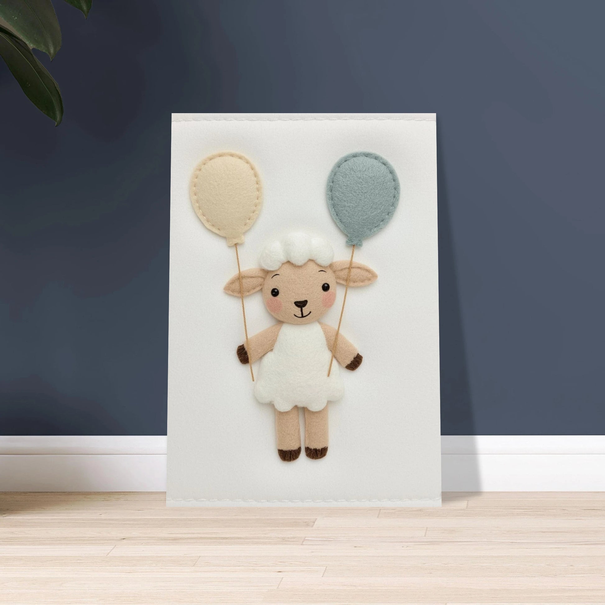 Sött filtlamb med ballonger, mjuk och lekfull känsla